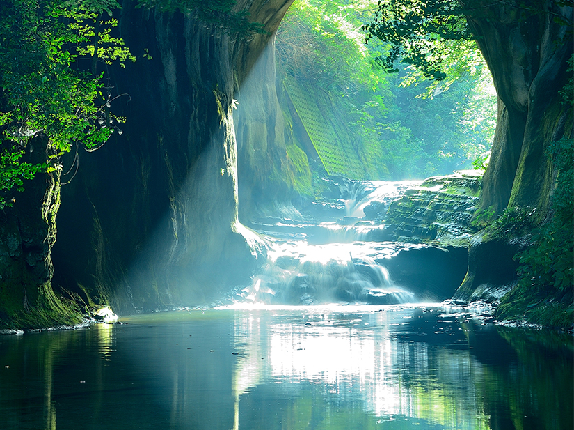A Journey to the Heart of Nature at Nomizo Falls & Kameiwa Cave, Japan