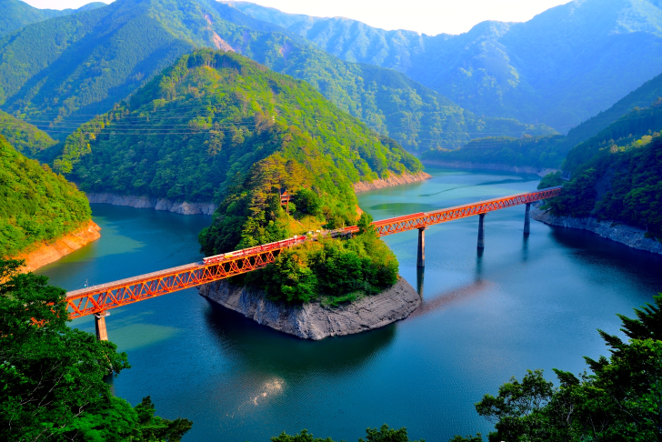 A Train Stop Like No Other: Okuoikojo Station’s Lakeside Charm