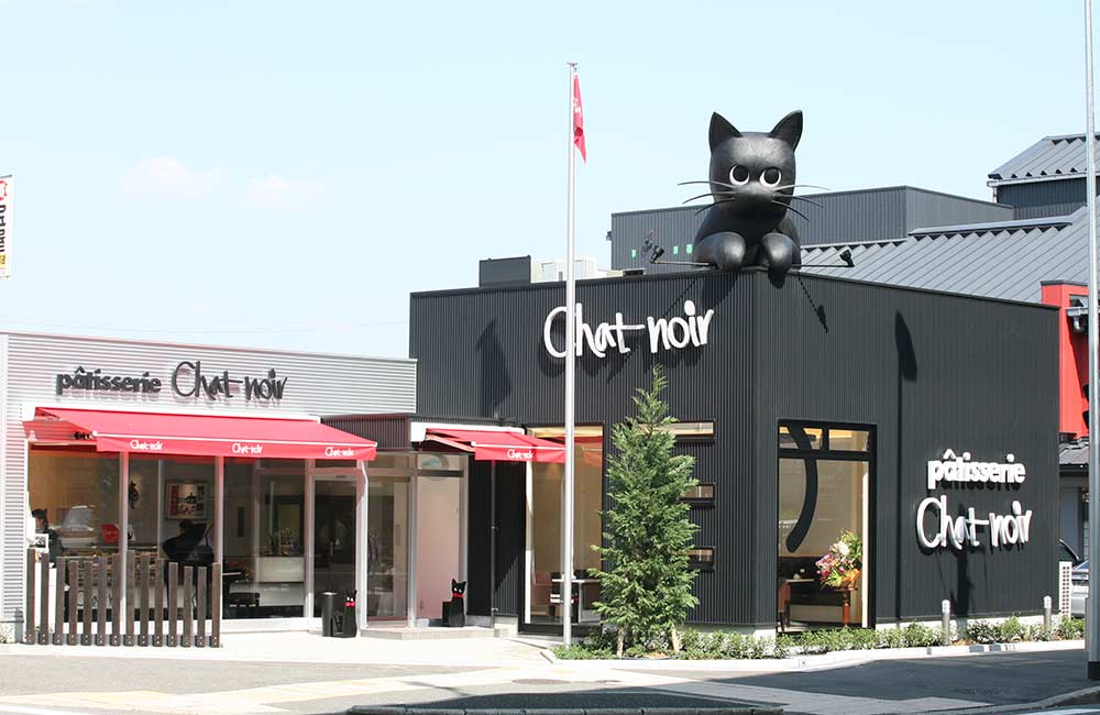 Explore Osaka’s Chat Noir: A Haven for Cat Lovers Under a Giant Black Cat